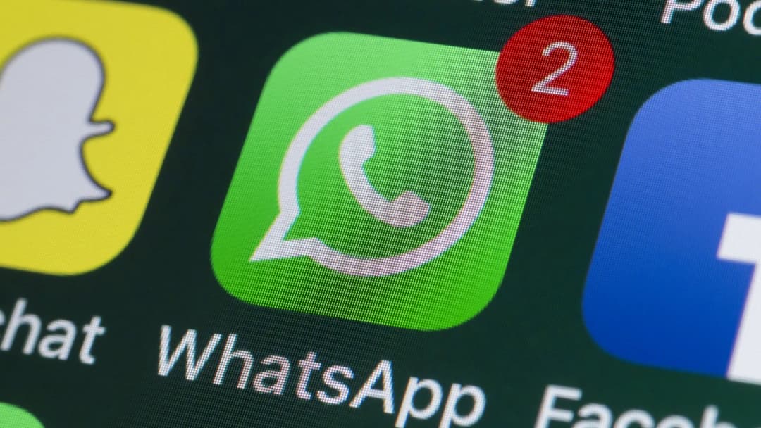 Aplicativos de comunicação em uma tela, com destaque para o WhatsApp.