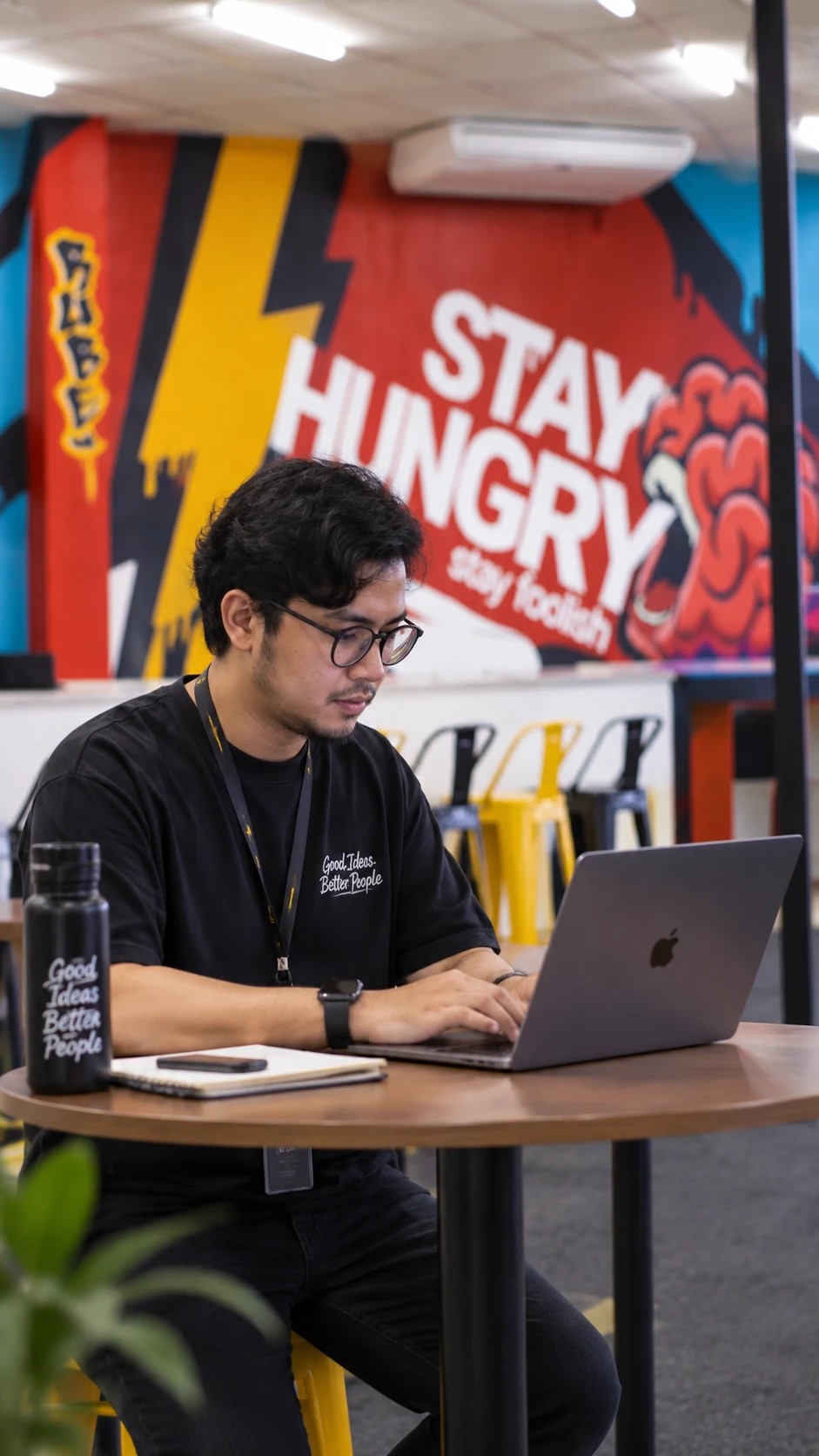 Analista financeiro trabalhando no notebook